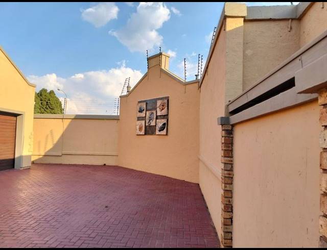 3 BEDROOM CLUSTER FOR SALE IN HUGHES